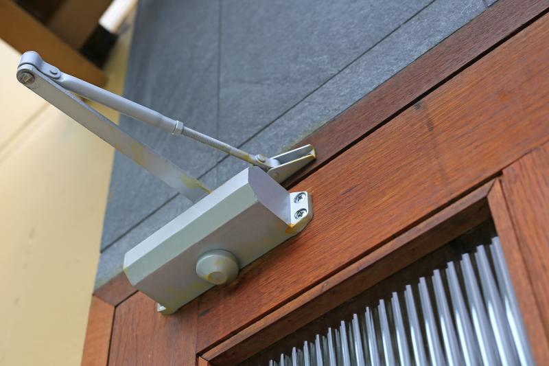 Как выбрать доводчик для входной двери?