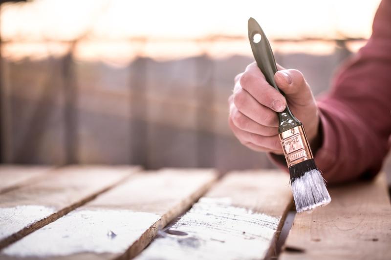 Топ-6 фасадных красок по дереву для наружных работ: экспертный рейтинг